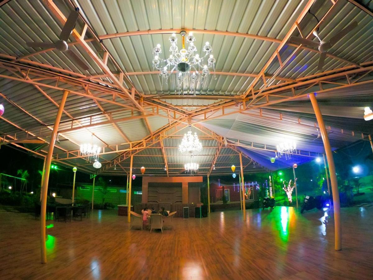 Whispering Woods Resort Lonavala Kültér fotó